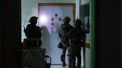Militares israelíes inspeccionan el hospital Al-Shifa de Gaza.