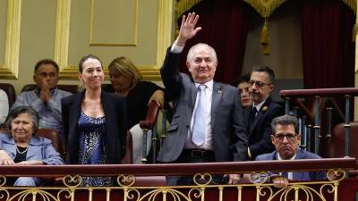 El ex alcalde de Caracas, Antonio Ledezma (c), y la hija de Edmundo gonzález, Carolina González (c-i), durante el Pleno del Congreso este martes, en Madrid.