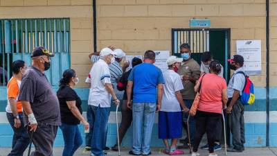 Personas asisten a votar en Maracaibo, estado Zulia.