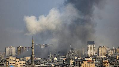 Una columna de humo se eleva sobre los edificios de la ciudad de Gaza durante un ataque aéreo israelí, el 8 de octubre de 2023.