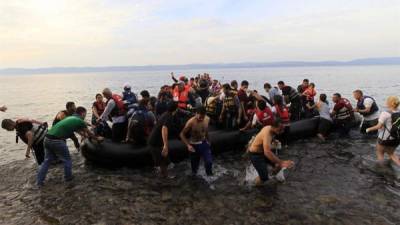 Varios inmigrantes sirios llegan en una lancha neumática a la costa de Mitilene en la isla de Lesbos, Grecia, tras cruzar el Mar Mediterráneo,. EFE/Archivo