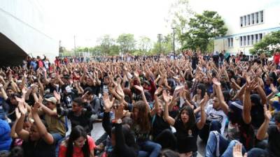 Cientos de estudiates se concentraron en la plaza universitaria de la Unah para agregar a sus demandas la renuncia de la rectora Julieta Castellanos.