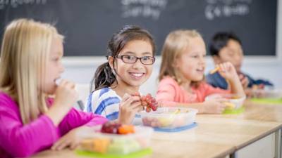 Una merienda saludable mantiene atentos a los estudiantes.
