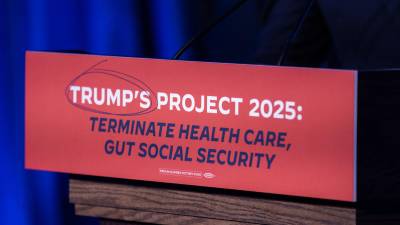 Los demócratas acusan a Trump de estar detrás del controversial Proyecto 2025, el exmandatario se desvincula.