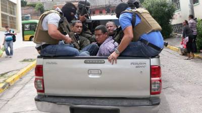 Miembros de la 18 al acudir a la audiencia a los juzgados, entre ellos Ricky Zelaya, supuesto jefe nacional de la 18.