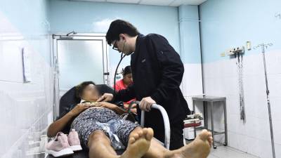 El subespecialista Javier Lagos revisa a una paciente en emergencias del hospital Mario Rivas.