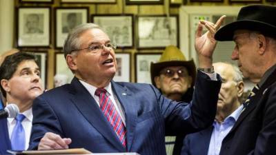 STX08. WASHINGTON (EE.UU.), 28/06/2017.- El senador demócrata de Nueva Jersey Bob Menendez (c) habla durante una conferencia de prensa demócrata hoy, miércoles 28 de junio de 2017, en oposición a la ley de salud propuesta por el senado republicano en los jardines del Capitolio en Washington (EE.UU.). EFE/Shawn Thew