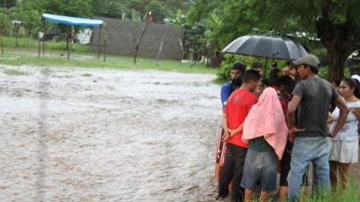 Copeco declaró alerta roja en siete departamentos y amarilla, de vigilancia, en el resto del país debido a las intensas lluvias.