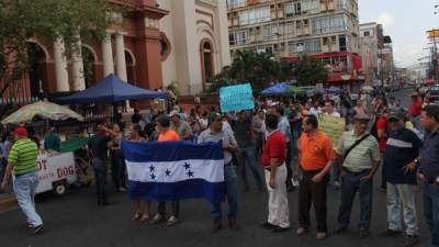 Unos 60 maestros de la Capital Industrial se plantaron frente a la catedral de 8:00 am a 11:00 am con altavoces y pancartas para mostrar su descontento. Foto: Jorge Monzón