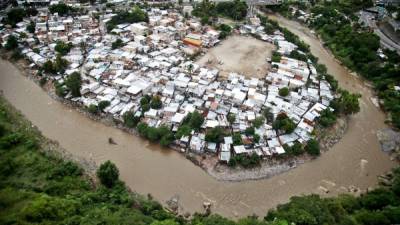 Ante el terrible pronóstico, decenas de personas de zonas de alto riesgo de la capital evacuaron sus viviendas. Fotos: Andro Rodríguez