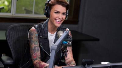 Ruby Rose es una modelo australiana, DJ, actriz y presentadora de televisión.