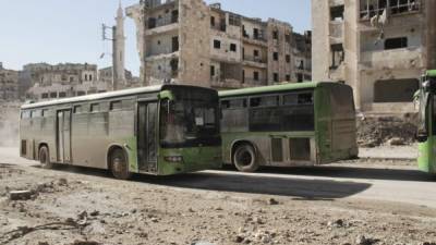 Un convoy de autobuses que evacúan a civiles en Siria. EFE/Archivo