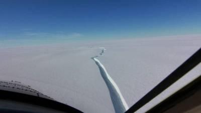arios escenarios son posibles en los próximos meses: 'o el iceberg se aleja o encalla y se queda cerca de la plataforma de hielo de Brunt. Foto British Antarctic Survey