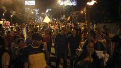 Simpatizantes de la Alianza participaron la noche del viernes en una marcha contra supuesto fraude en Tegucigalpa, Honduras.