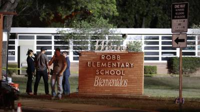 Policías e investigadores continúan trabajando en la escena del tiroteo masivo de este miércoles en la escuela de primaria Roob en Uvalde, Texas. EFE/ Aaron M. Sprecher