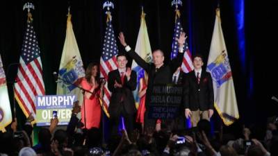 El gobernador electo de Nueva Jersey Phil Murphy (2da d) celebra en una manifestación nocturna de la noche del 7 de noviembre de 2017 en Asbury Park, Nueva Jersey. //Foto Eduardo Muñoz Álvarez / Getty Images / AFP