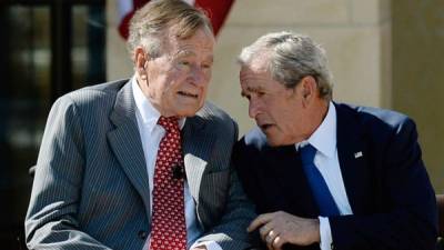 Los expresidentes de Estados Unidos George H. W. Bush (1989-1993) y George W. Bush (2001-2009).