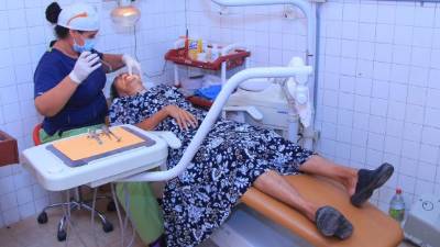 Asistencia. Una paciente es atendida por la odontóloga Vivian Hernández en las clínicas dentales del centro de salud Paz Barahona en el barrio Medina.