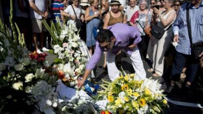 Un monumento de flores adorna el lugar donde un terrorista atropelló a decenas de personas en el paseo de Las Ramblas de Barcelona./AFP.