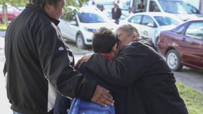Los padres de familia del Colegio Cervantes, de Torreón, México, acudieron preocupados al centro de estudios, luego de que un estudiante de 11 años matara a su maestra y luego se suicidara.