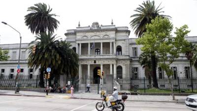 Los reos permanecen de momento en el hospital militar de Montevideo, tras arribar esta madrugada a Uruguay.