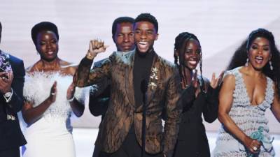 El elenco de Black Panther acepta el premio a mejor elenco en una película en los Screen Actors Guild Awards 2019.