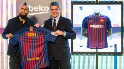 GRAF2708. BARCELONA, 06/08/2018.- El vicepresidente tercero y responsable deportivo del FC Barcelona,Jordi Mestre posa junto al jugador chileno Arturo Vidal, durante la presentación hoy del centrocampista internacional como nuevo jugador del FC Barcelona para las próximas tres temporadas. EFE/ Enric Fontcuberta.