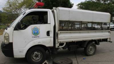 El reo Noé Virgilio Aguilar Díaz murió en la paila del carro que lo transportaba herido, el cual chocó con un pick up que no le cedió el paso pese a que llevaba la sirena encendida.