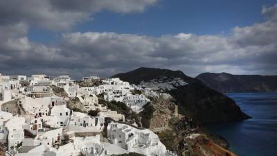 Las autoridades advierten de “alto riesgo” de que se registren deslizamientos de tierra alrededor de la capital de Santorini, Fira, y uno de sus pueblos más grandes, Oia.