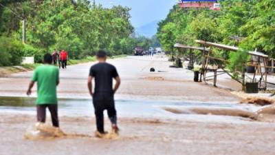 Fotografía del boulevard principal que conecta la ciudad de El Progreso con San Pedro Sula inundada a causa del huracán Eta, hoy en la ciudad de El Progreso departamento de Yoro (Honduras). EFE/Jose Valle