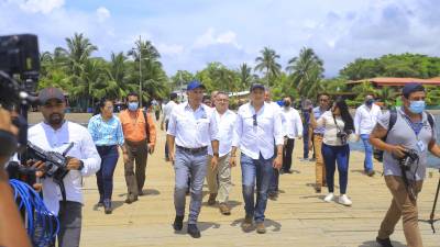 Los ministros de Ambiente de Honduras y de Guatemala, Lucky Medina y Mario Rojas, recorrieron las playas de Omoa tras finalizada la reunión. Fotos: Miosés Valenzuela