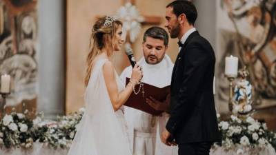 Fotografía cedida por los encargados de Prensa del futbolista uruguayo Diego Godín (d), durante su matrimonio con Sofía Herrera (i) en la iglesia de la localidad de Jacksonville, a las afueras de Montevideo (Uruguay). EFE