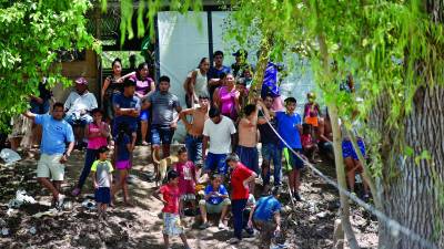 Unas doce lanchas trabajan desde el sábado en rescate de personas y traslado de víveres.