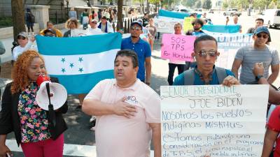 La representante del grupo étnico hondureño de los misquitos, Beginia Mackpal, habla por megáfono junto al presidente de la Fundación 15 de septiembre, Juan Flores, durante una marcha a favor de los inmigrantes hondureños celebrada este lunes en Washington (EE. UU).