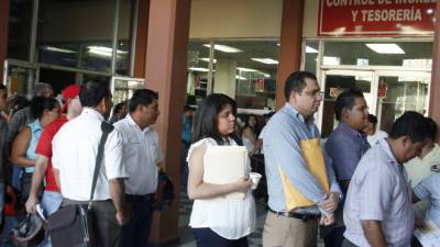 Ayer habían filas de contribuyentes pagando sus impuestos en las oficinas de Control de Ingresos y reclamando sus certificaciones de operación.