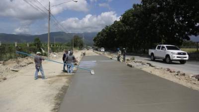 Desarrollo. Las cuadrillas están trabajando en la pavimentación de la trocha sur. Foto: Melvin Cubas.