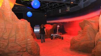 La nueva exhibición está conformada por una réplica de la Luna, el planeta Marte y el Sistema Solar. Fotos: C. Santos.