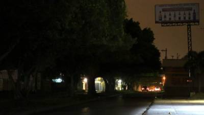 El bulevar al final de la tercera avenida y el bulevar del norte está en total oscuridad. La vía es muy transitada. Fotos: Yoseph Amaya