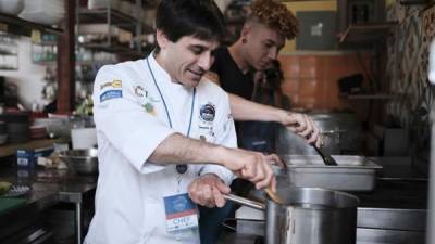 El Chef argentino Gonzalo Costa fue registrado el pasado 26 de septiembre, durante el Encuentro Bioceánico Gastronómico (ENBIGA) Costa Rica 2018 'La Ruta del Sabor', en San José (Costa Rica). EFE