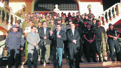 El presidente Juan Orlando Hernández se reunió ayer con la cúpula de la Fuerza Interagencial de Seguridad en Casa de Gobierno.