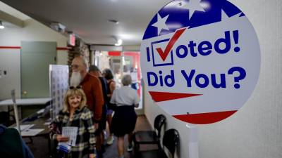 Varias personas emiten sus votos durante las elecciones presidenciales en EEUU.
