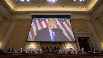 El expresidente de los Estados Unidos, Donald Trump, aparece en una pantalla durante una audiencia del comité selecto para investigar el ataque del 6 de enero al Capitolio de los Estados Unidos.