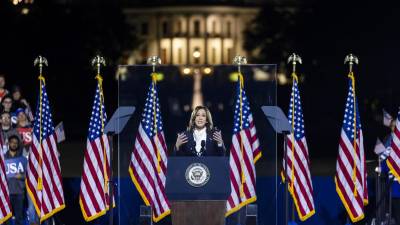 La vicepresidenta de EEUU y actual nominada presidencial demócrata, Kamala Harris, habla durante su mitin de 'argumentos finales' en la Elipse en Washington, DC, Estados Unidos, el 29 de octubre de 2024.