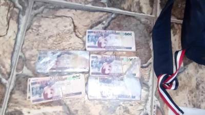 Parte del dinero decomisado a la mujer en La Ceiba.