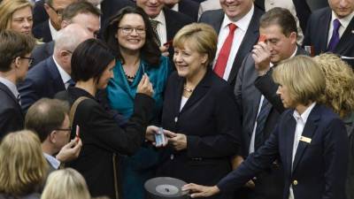 Estados unidos habría efectuado un espionaje a la canciller angela Merkel, centro.