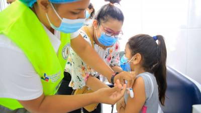 <b><span class=mln_uppercase_mln>Prevención.</span></b> Una niña es inmunizada contra la poliomielitis en el macrodistrito municipal de salud Las Palmas.<span class=mln_uppercase_mln> Foto: La Prensa</span>