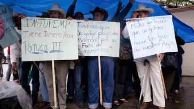 Manifestantes se concentran frente al acceso a Casa Presidencial hoy, martes 7 de enero de 2013, durante una protesta para exigir al Gobierno hondureño, que preside Porfirio Lobo, el pago atrasado de terrenos en los que se construye la represa hidroeléctrica Patuca III en Tegucigalpa (Honduras).