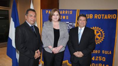 Alfonso Flores Medina, María del Rosario Selman- Housein y el presidente del club, Mario Soto. Fotos: JorGe Gonzales