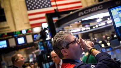 Corredores de bolsa durante la sesión de hoy en Wall Street.