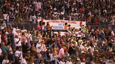 Emocionados por cerrar un año de muchas actividades se mostró la feligresía que desde muy temprano abarrotó el estadio Olímpico Metropolitano.
